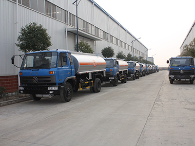 油罐車大批訂單準備出發