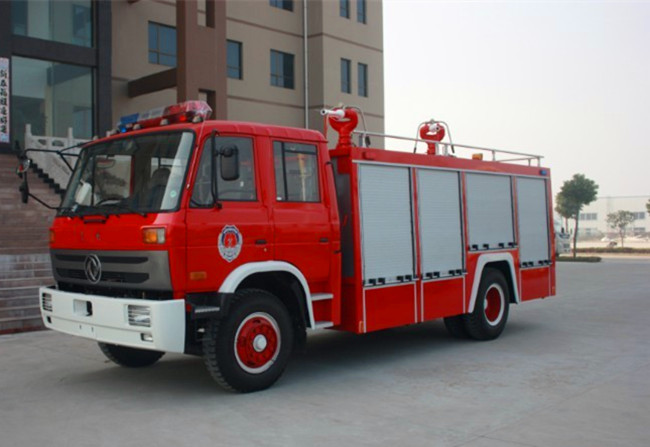 東風153水（泡沫）罐消防車