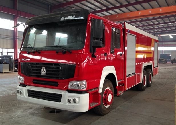 重汽豪沃后雙橋水（泡沫）罐消防車