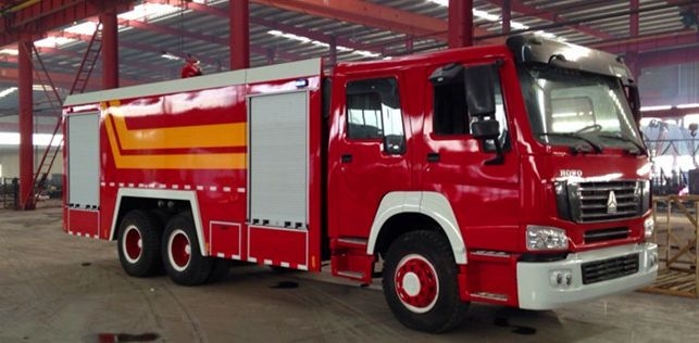 重汽豪沃后雙橋水（泡沫）罐消防車