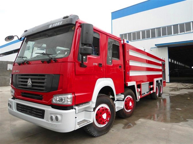 重汽豪沃前四后八水罐消防車
