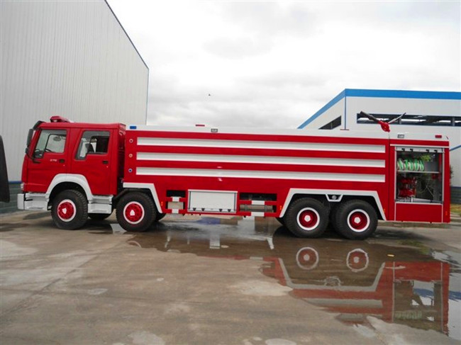 重汽豪沃前四后八水罐消防車