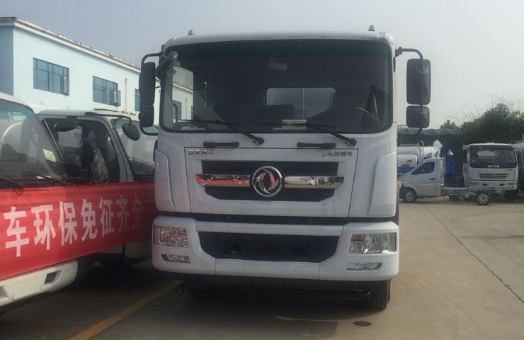 東風多利卡D9灑水車