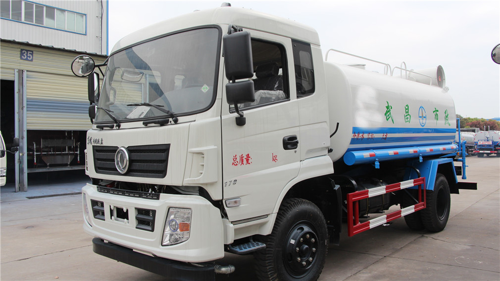 東風(fēng)專底多功能灑水車