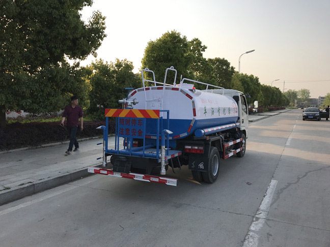 東風(fēng)小多利卡灑水車