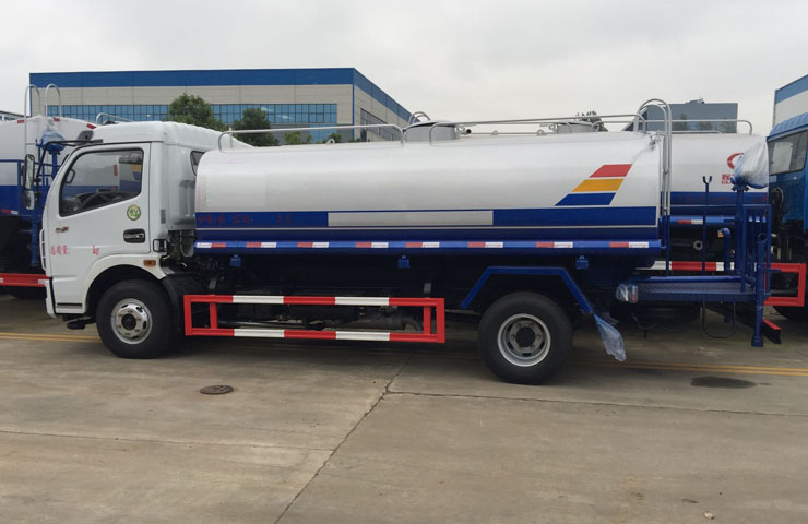 東風多利卡灑水車