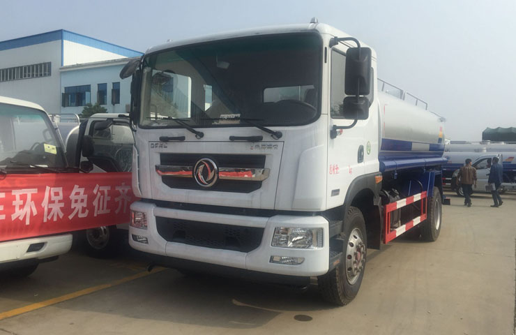 東風多利卡D9灑水車