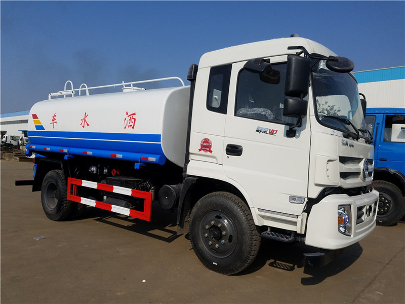 東風御虎后八輪灑水車