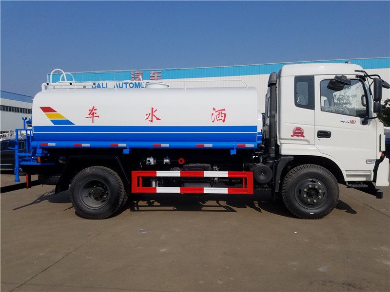 東風御虎后八輪灑水車