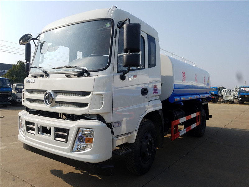 東風御虎后八輪灑水車