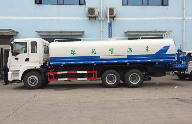 東風后八輪灑水車