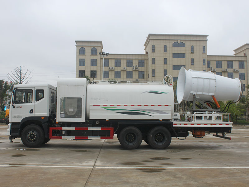 東風御龍后雙橋噴霧降塵車