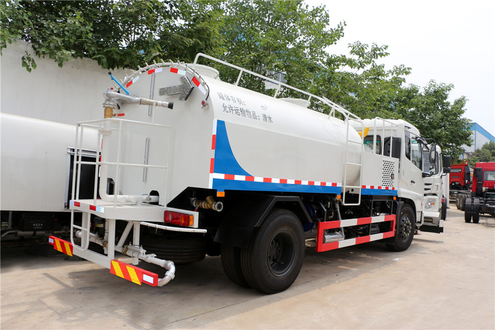 東風(fēng)天錦清洗車