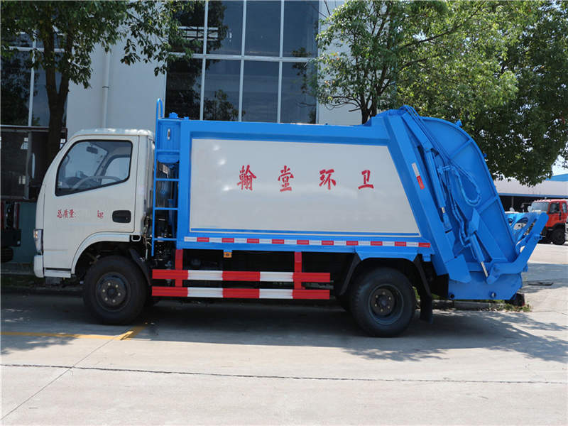東風(fēng)多利卡(5方)壓縮式垃圾車