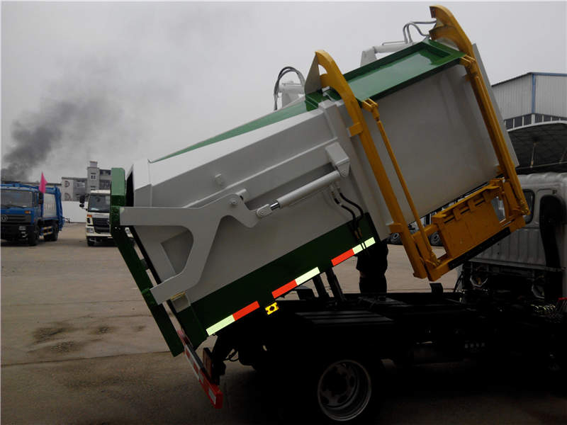 福田小卡(3方)側(cè)裝壓縮式垃圾車