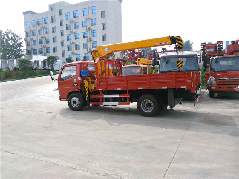 東風福瑞卡隨車吊配飛濤3.5噸三節直臂下操作吊機