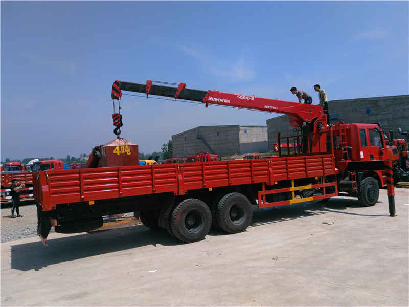 東風國四后八輪配瑞沃上操作吊機