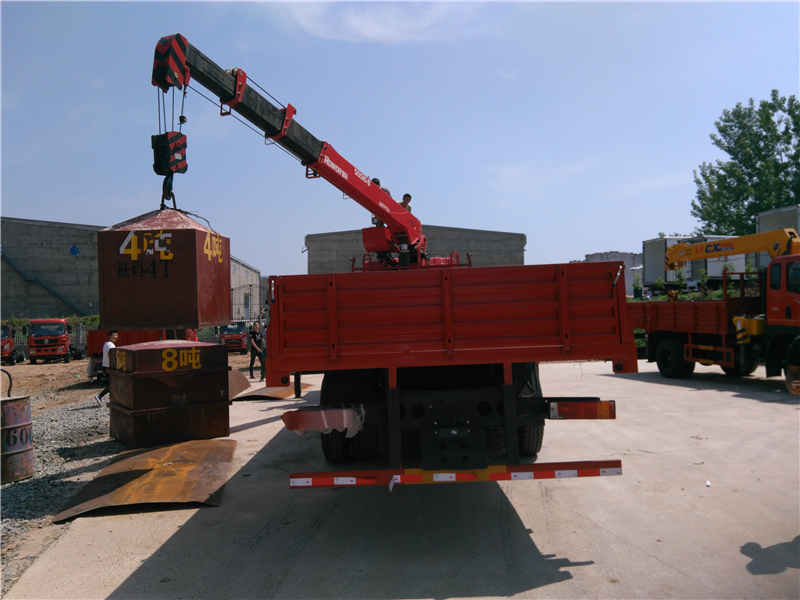 東風國四后八輪配瑞沃上操作吊機