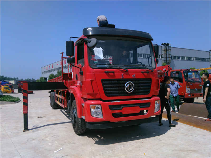 東風國四后八輪配瑞沃上操作吊機