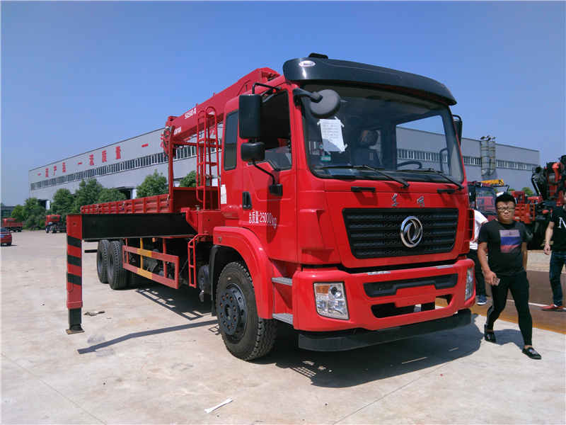 東風國四后八輪配瑞沃上操作吊機