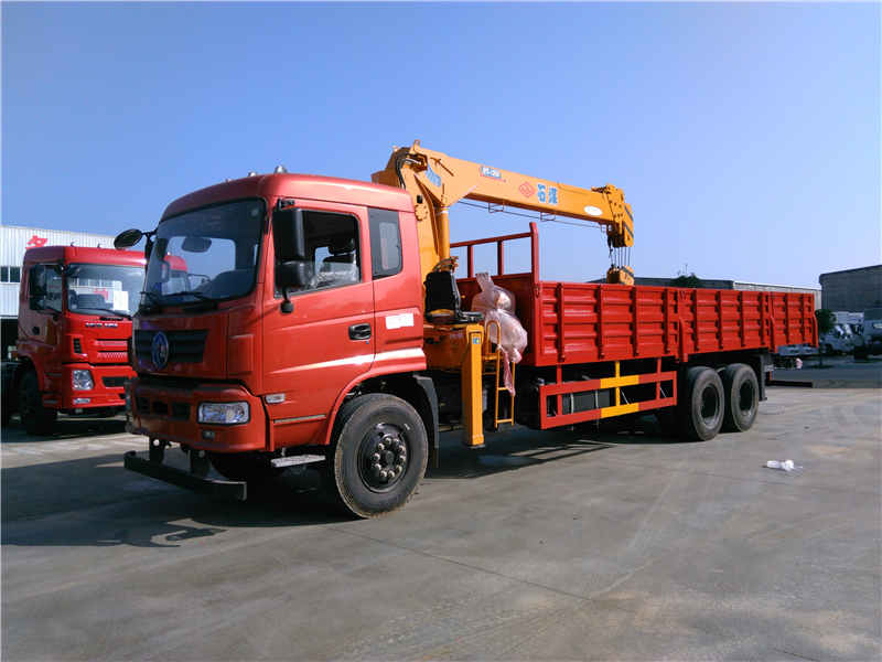 東風后八輪國四配石煤12噸四節(jié)直臂吊機