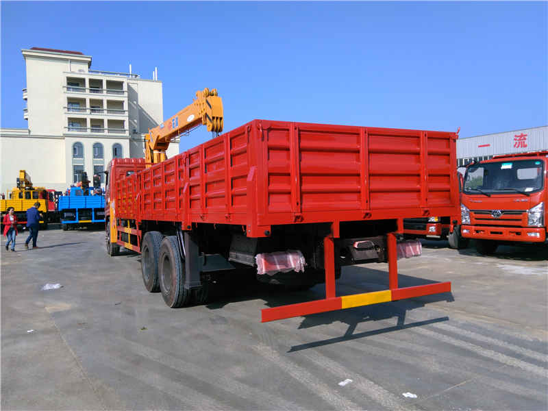 東風后八輪國四配石煤12噸四節直臂吊機