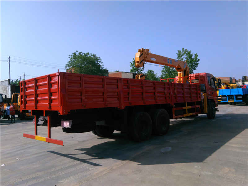 東風后八輪國四配石煤12噸四節直臂吊機