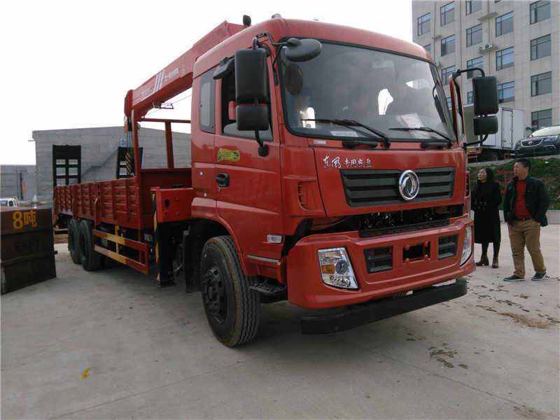 東風后八輪國五平板帶吊配三一12噸四節(jié)直臂隨車吊