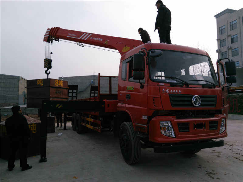 東風后八輪國五平板帶吊配三一12噸四節(jié)直臂隨車吊