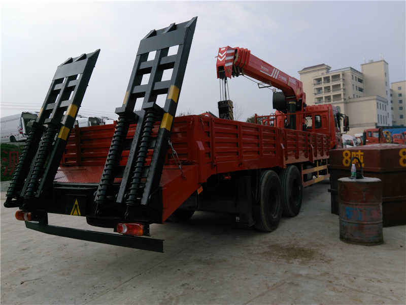 東風后八輪國五平板帶吊配三一12噸四節(jié)直臂隨車吊