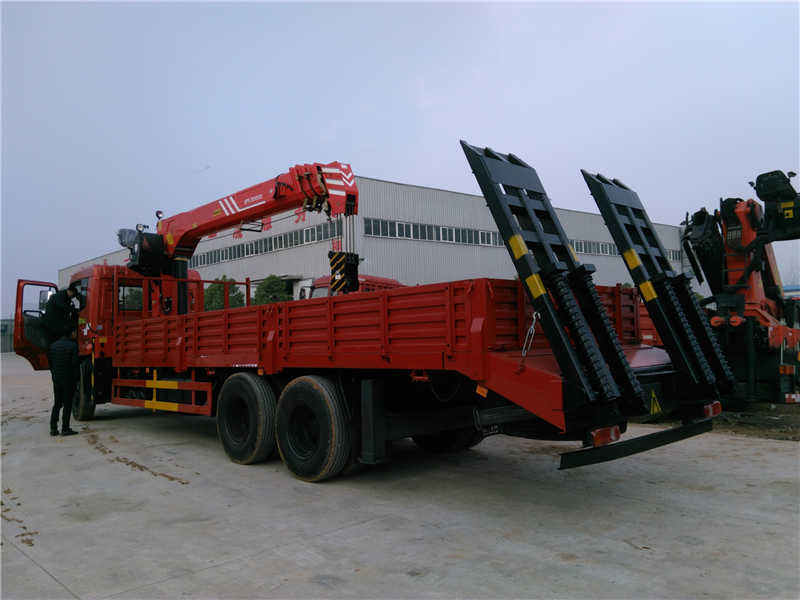 東風后八輪國五平板帶吊配三一12噸四節(jié)直臂隨車吊