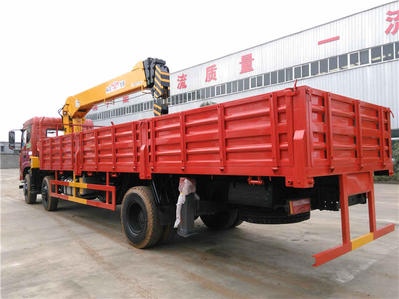 東風特商小三軸配飛濤12噸四節直臂吊機隨車吊