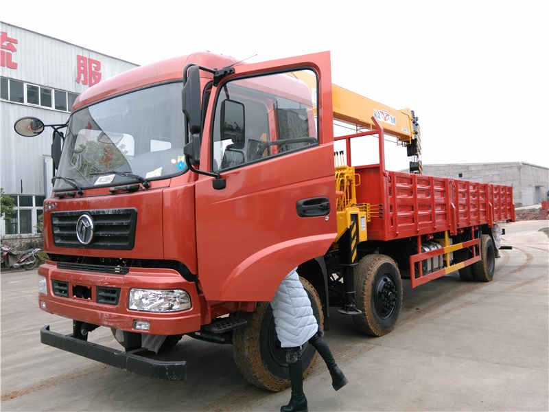 東風特商小三軸配飛濤12噸四節(jié)直臂吊機隨車吊