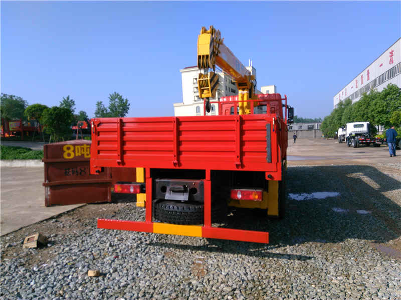 東風御虎單橋國五隨車吊配石煤八噸4節直臂吊機