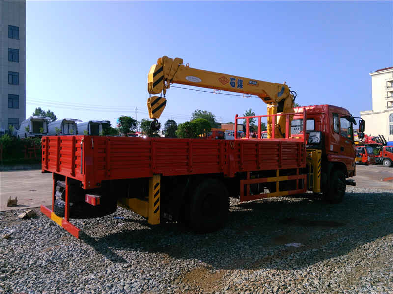 東風御虎單橋國五隨車吊配石煤八噸4節直臂吊機