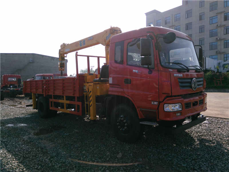 東風御虎單橋國五隨車吊配石煤八噸4節直臂吊機