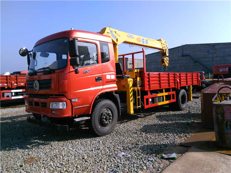 東風御虎單橋國五隨車吊配石煤八噸4節(jié)直臂吊機