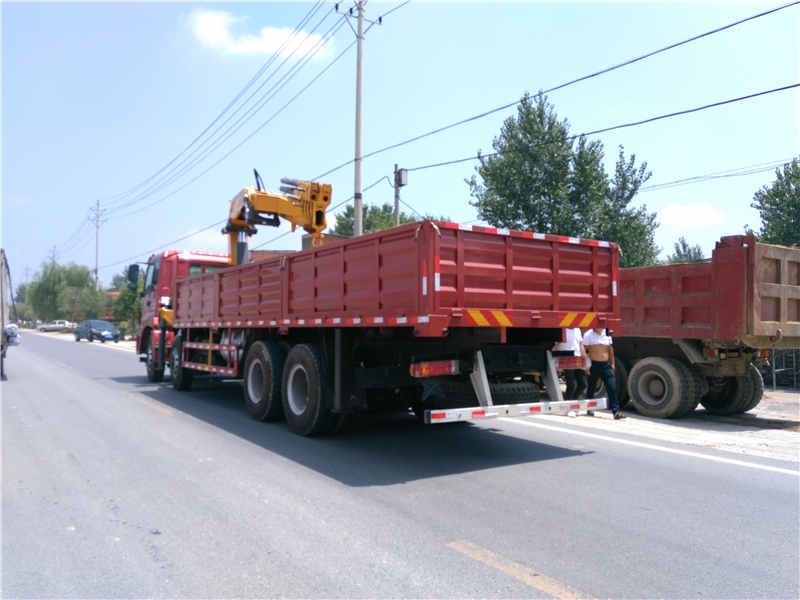 福田歐曼前四后八隨車吊配徐工16噸折臂吊機(jī)