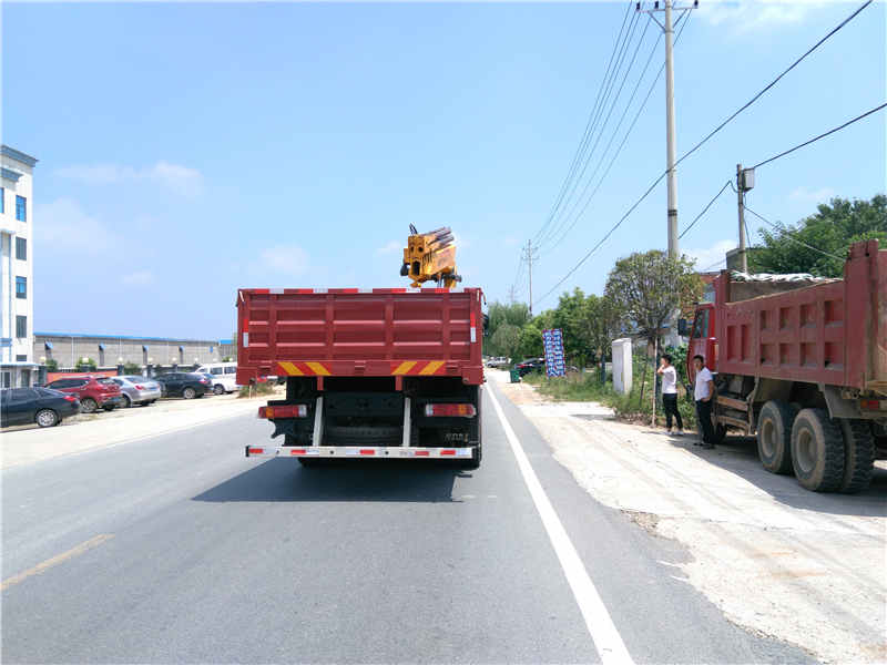 福田歐曼前四后八隨車吊配徐工16噸折臂吊機(jī)