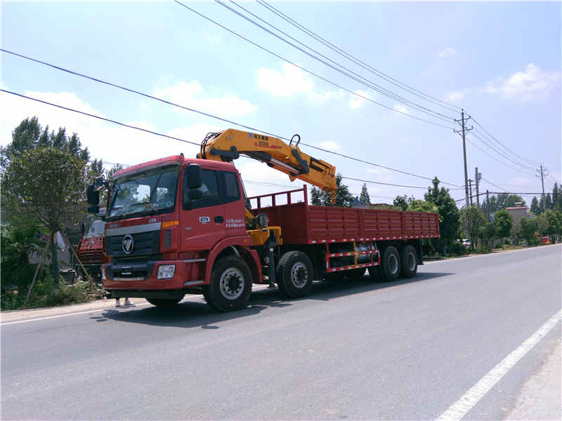 福田歐曼前四后八隨車吊配徐工16噸折臂吊機(jī)