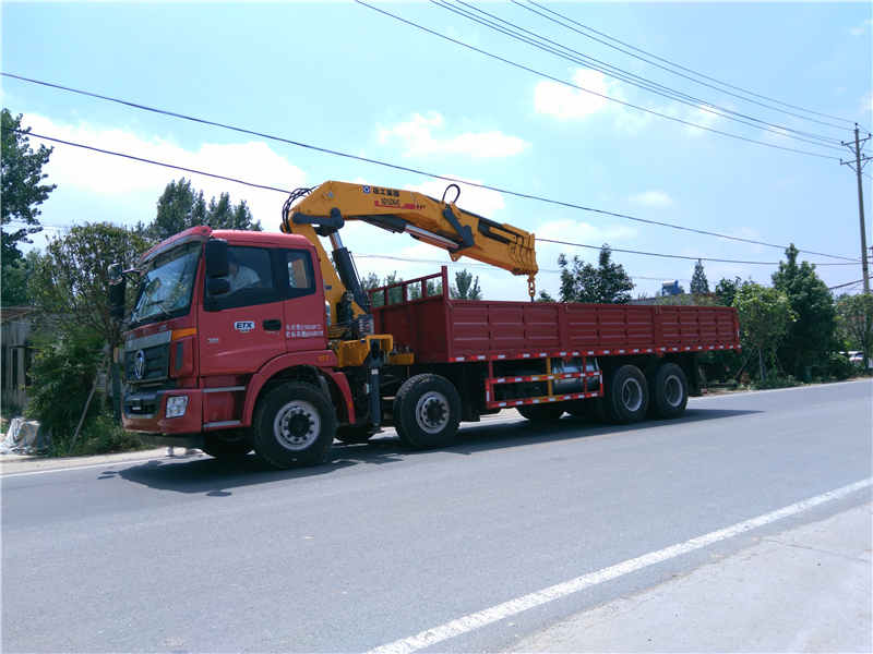 福田歐曼前四后八隨車吊配徐工16噸折臂吊機