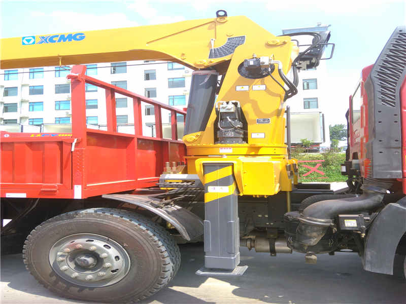 解放J6前四后八隨車吊配徐工12噸四節直臂上操作吊機