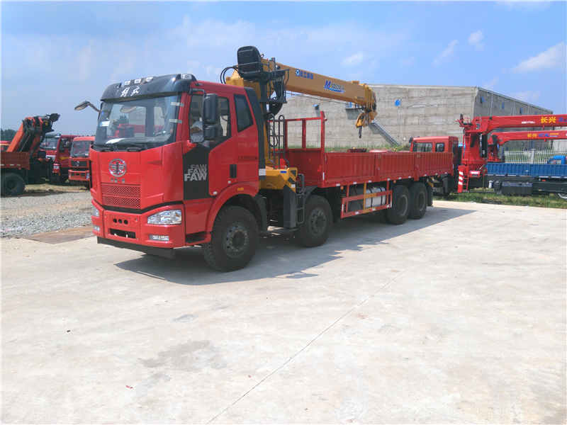 解放J6前四后八隨車吊配徐工12噸四節直臂上操作吊機