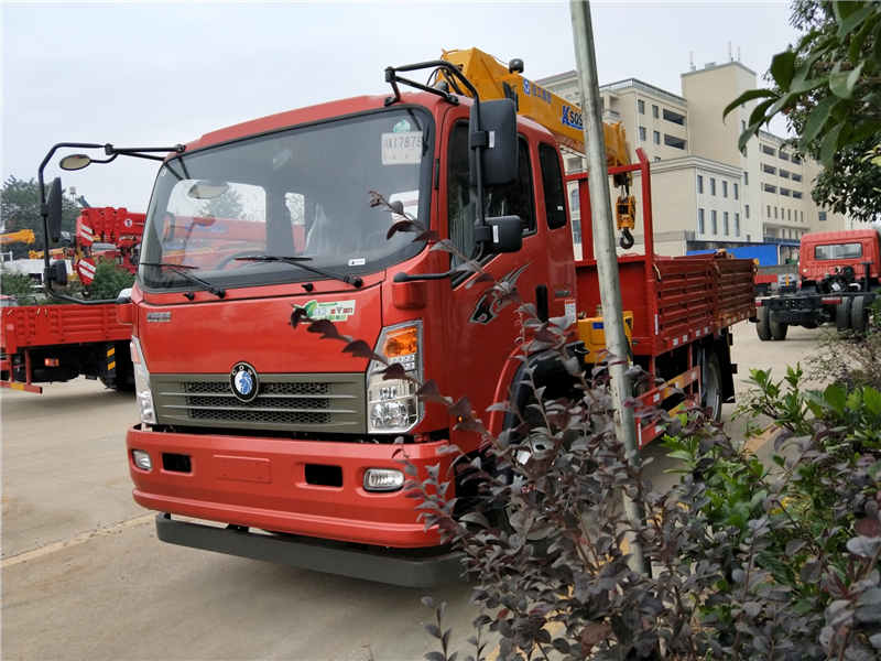 王牌單橋國五隨車吊配徐工6.3噸四節直臂下操作吊機