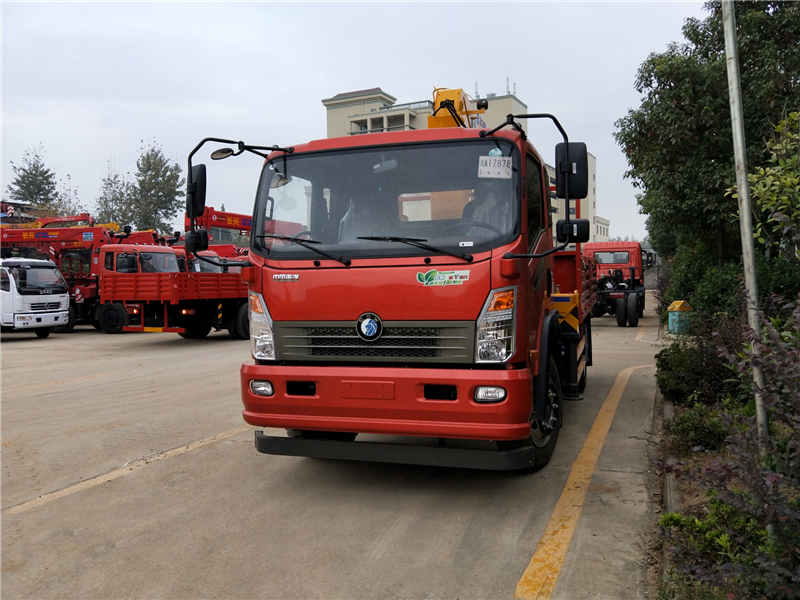 王牌單橋國五隨車吊配徐工6.3噸四節直臂下操作吊機