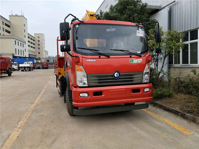 王牌單橋國五隨車吊配徐工6.3噸四節直臂下操作吊機