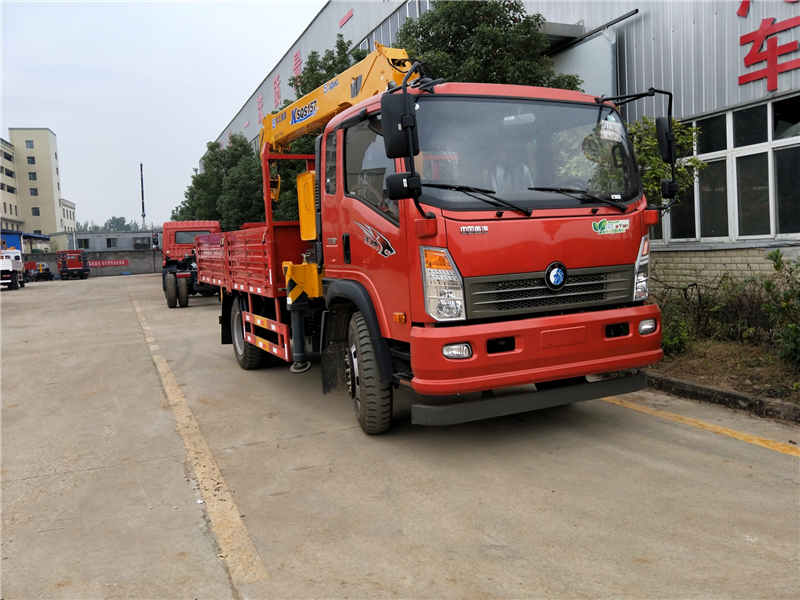 王牌單橋國五隨車吊配徐工6.3噸四節(jié)直臂下操作吊機