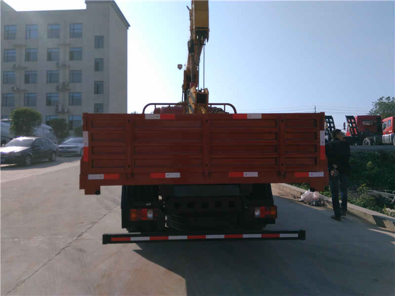 重汽豪沃國五單橋隨車吊配徐工5噸四節直臂下操作吊機