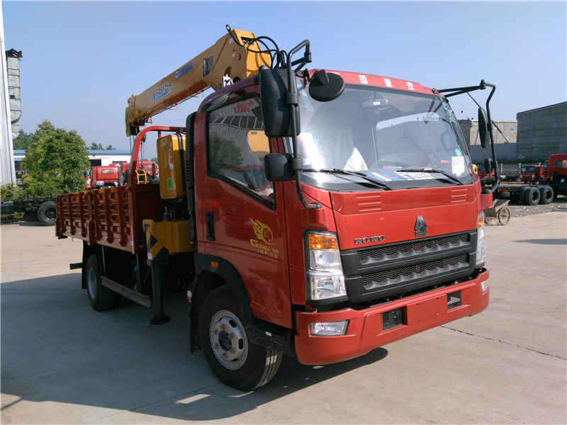 重汽豪沃國五單橋隨車吊配徐工5噸四節直臂下操作吊機