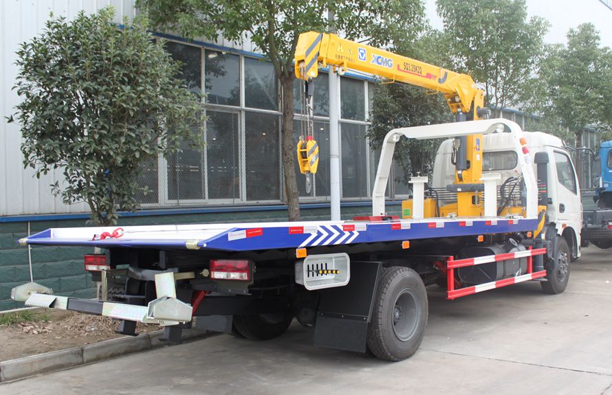 東風多利卡帶吊清障車